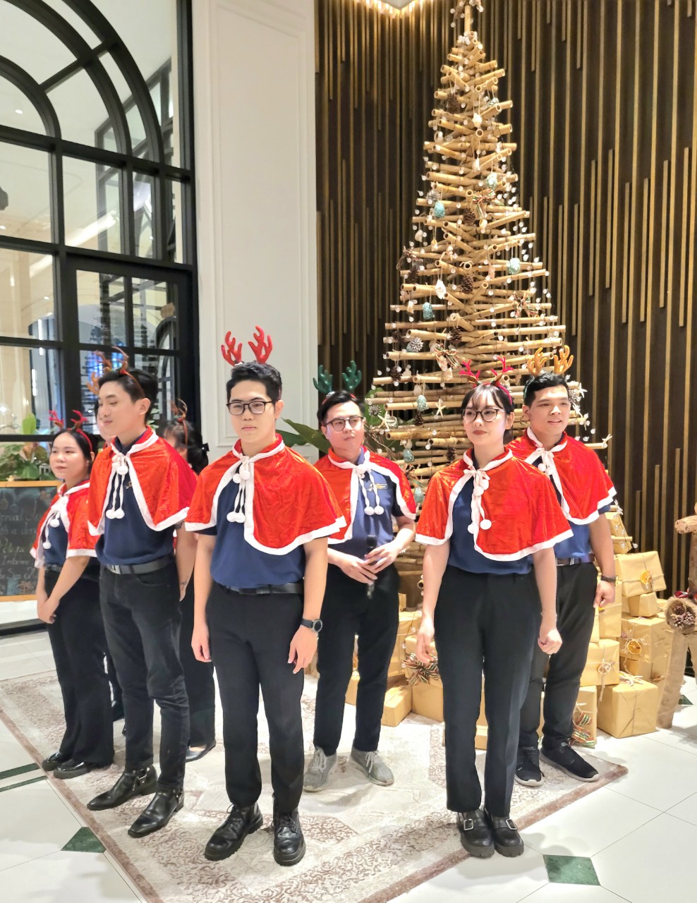 Dàn đồng ca của khách sạn hát mừng Giáng sinh.
